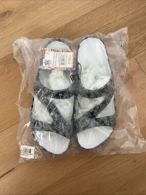 Women’s DAWGS loudmouth Z Sandal. Shagadelic Grey. Size 8. NWT